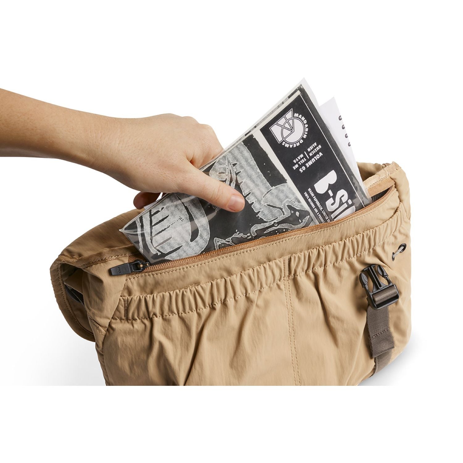 bellroy-cinch-messenger-bag-sand-dune-5