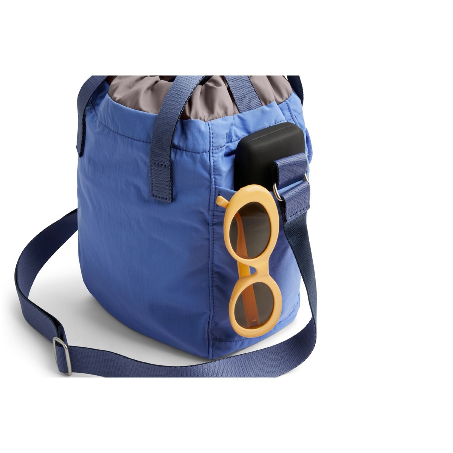 bellroy-cinch-bucket-bag-denim-blue-8