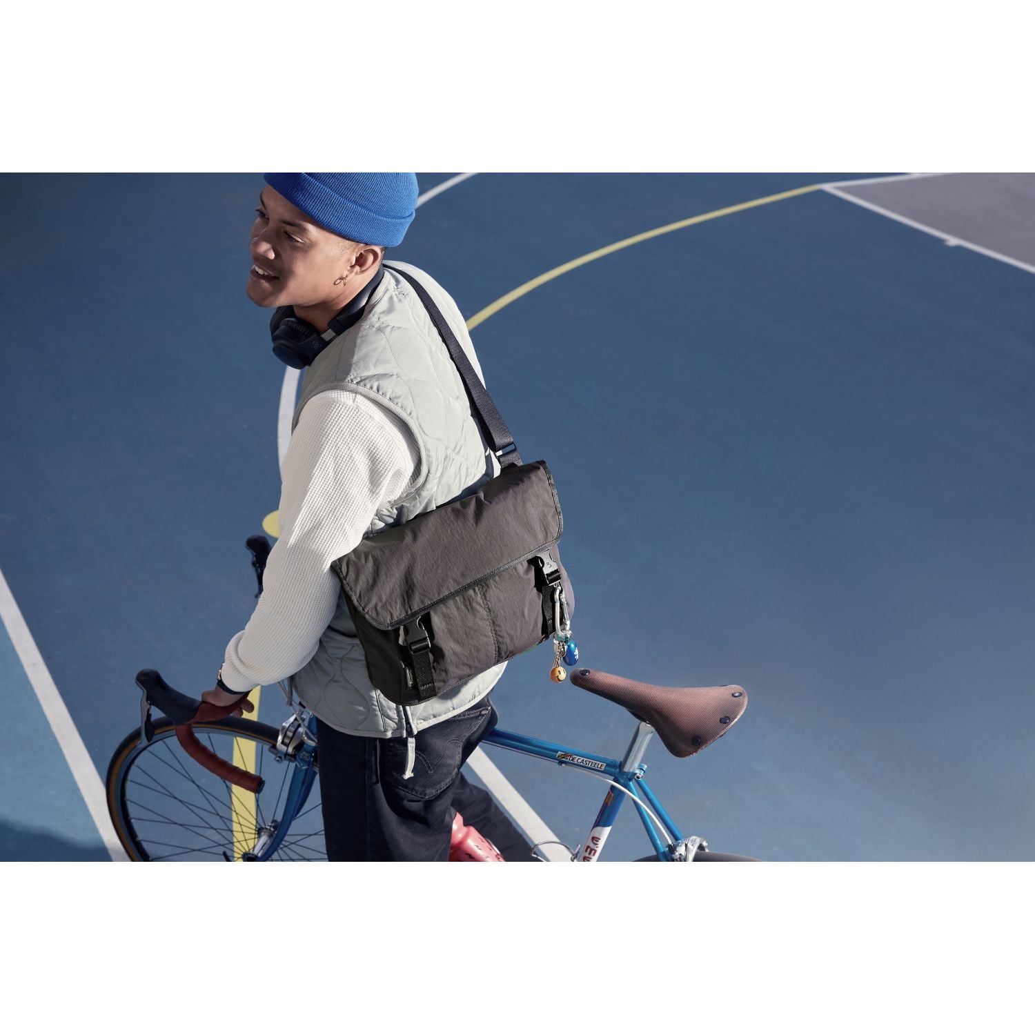 bellroy-cinch-messenger-bag-charcoal-12