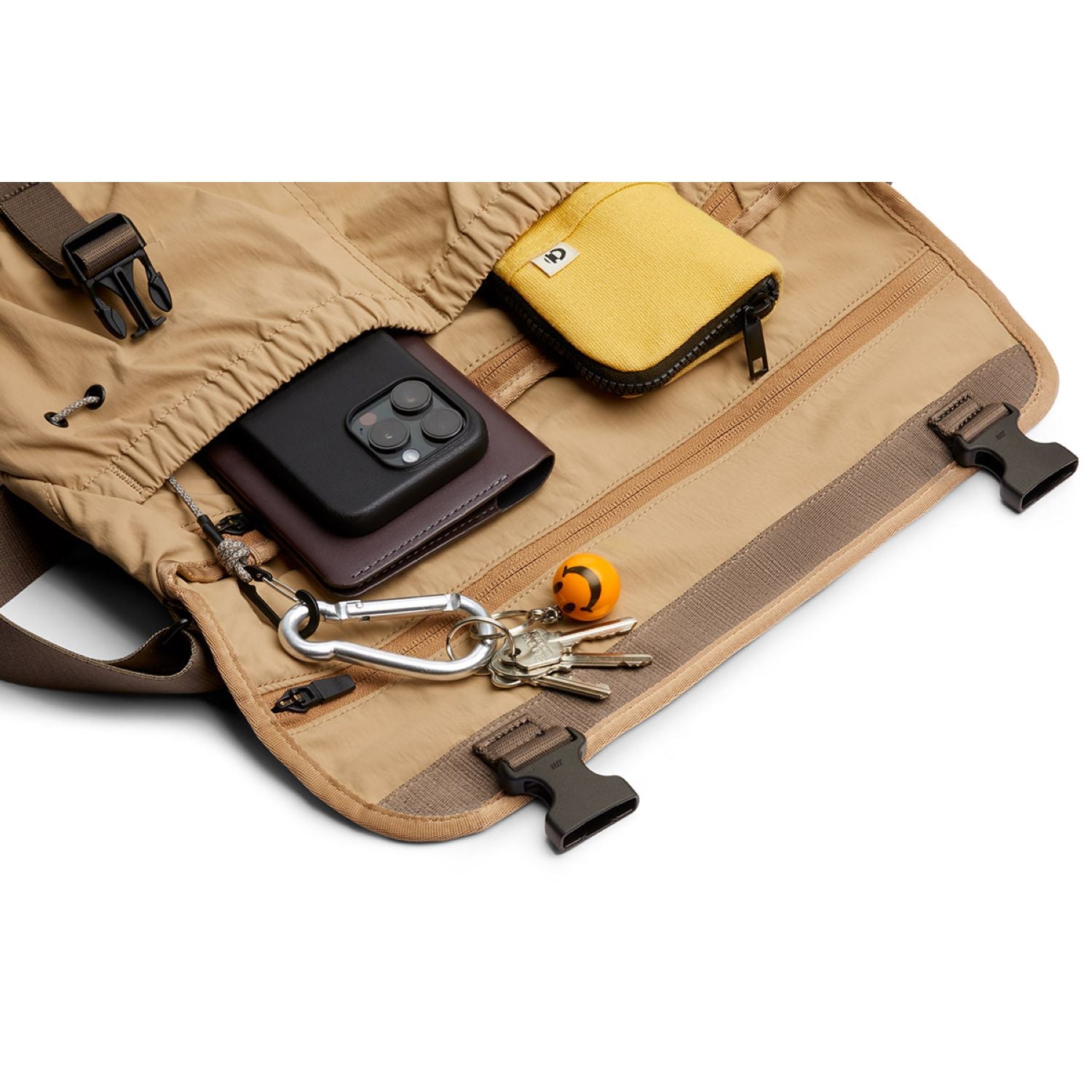 bellroy-cinch-messenger-bag-sand-dune-4