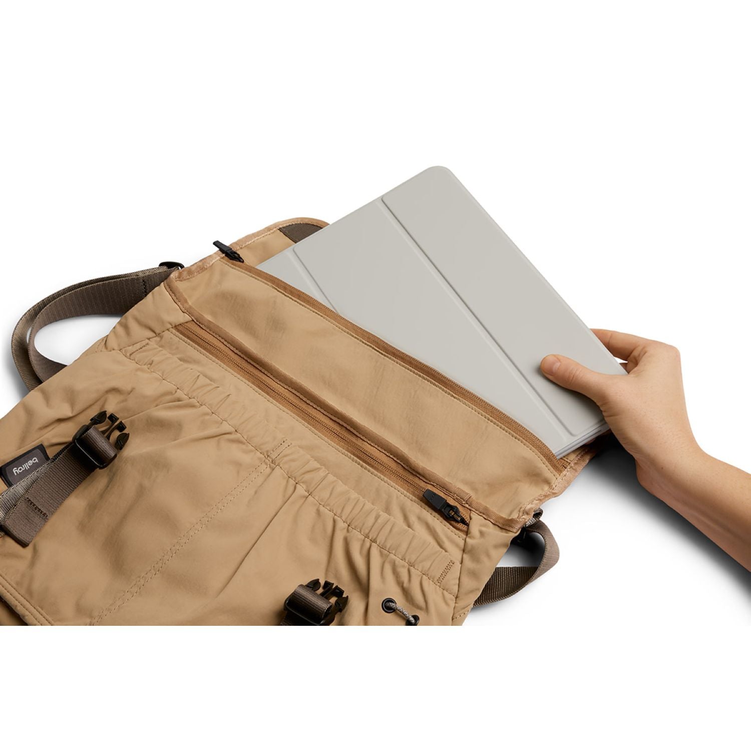 bellroy-cinch-messenger-bag-sand-dune-6