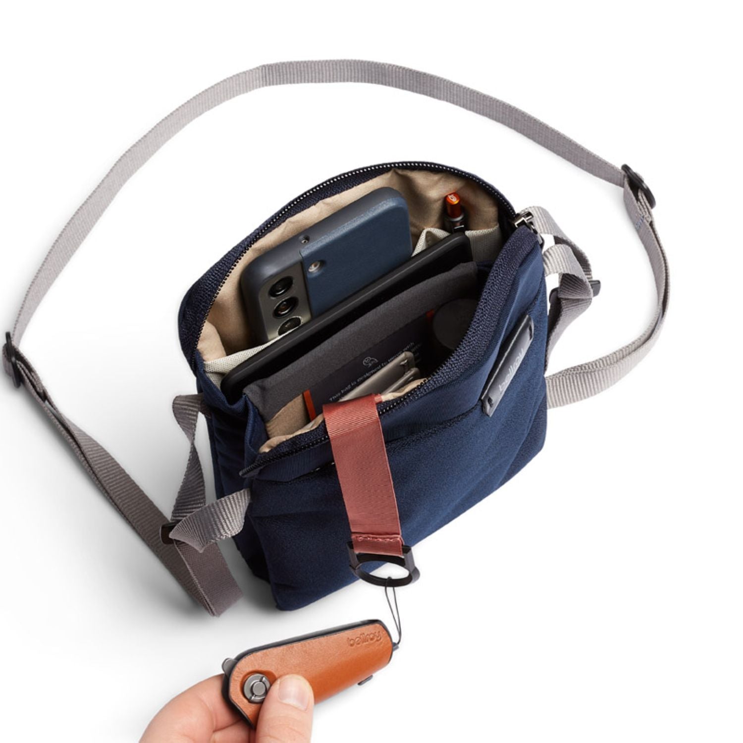 bellroy-city-pouch-navy-4